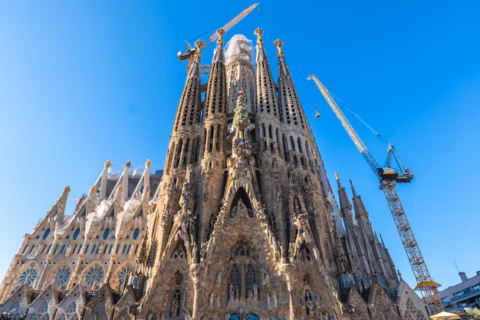 144 yıldır bitmeyen Sagrada Familia'nın bir kısmı açıldı: 10 yıl daha inşaat var